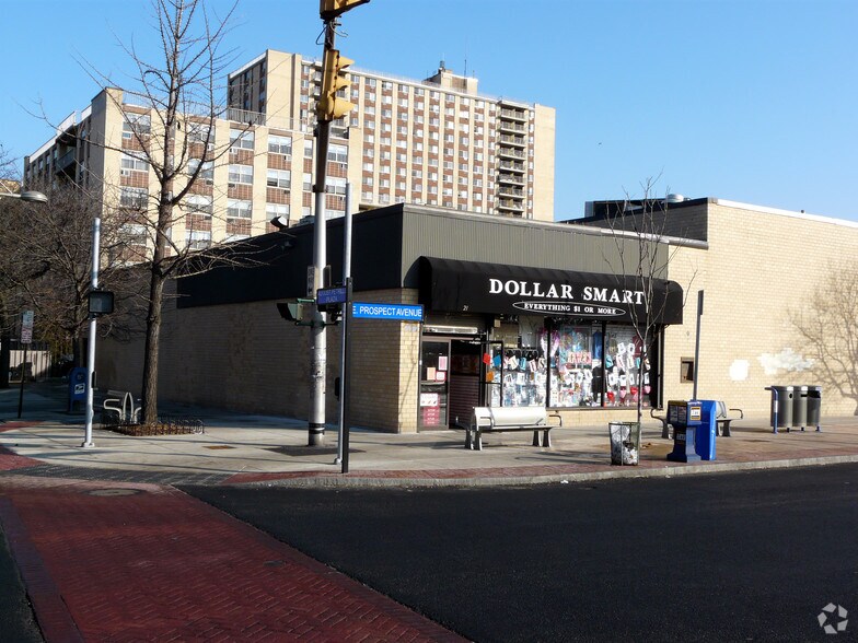 Westchester Plaza portefeuille de 7 biens à vendre sur LoopNet.fr - Photo principale – Image 1 sur 8