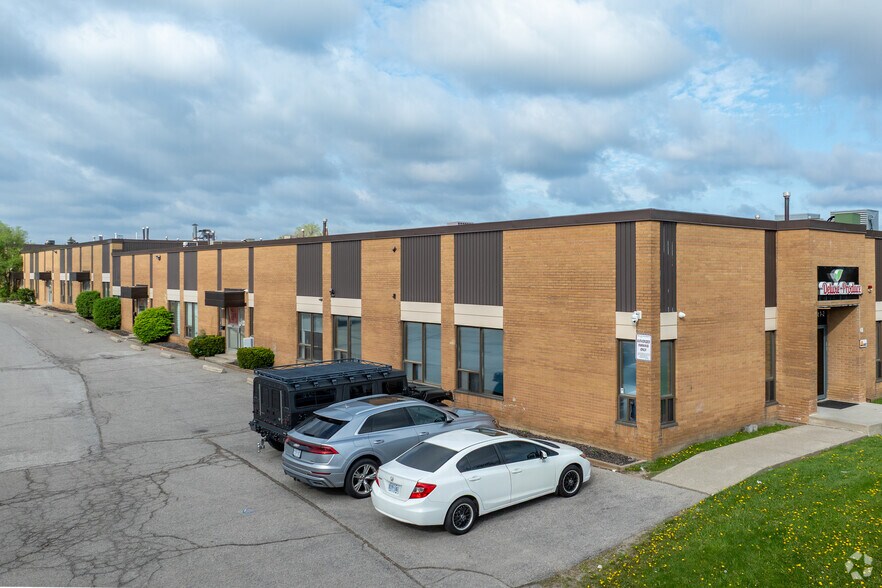 40 Magnetic Dr, Toronto, ON à louer - Photo principale – Image 1 sur 2