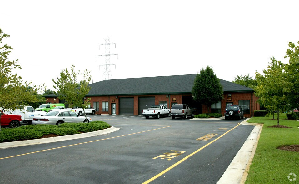 215 Research Dr, Chesapeake, VA à louer - Photo de l’immeuble – Image 2 sur 4