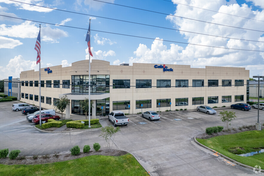 8400 N Sam Houston Pky W, Houston, TX à louer - Photo de l’immeuble – Image 3 sur 4