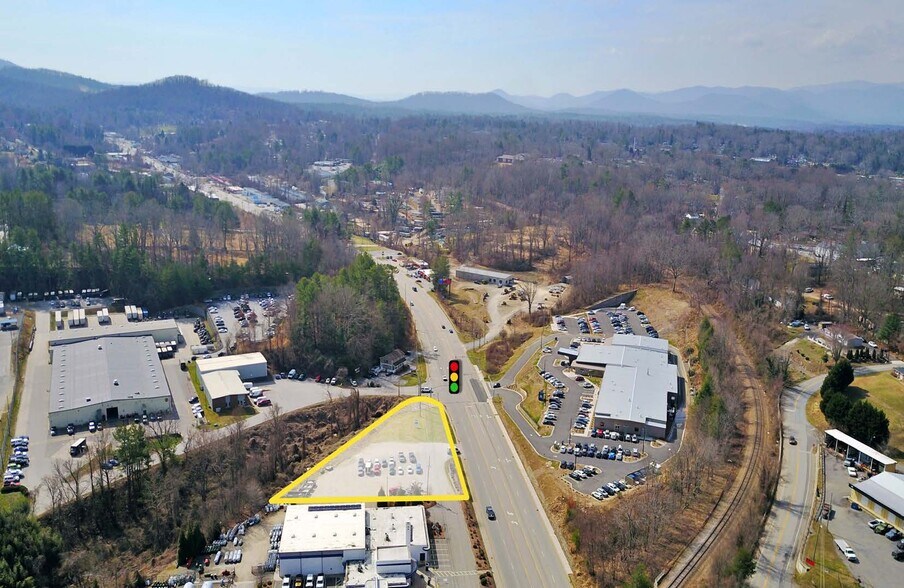 196 Sweeten Creek, Asheville, NC à louer - Photo de l’immeuble – Image 2 sur 4