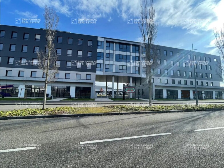 Local commercial dans  à louer - Photo de l’immeuble – Image 1 sur 27