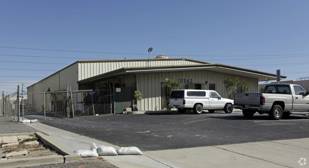 10943 Jasmine St, Fontana, CA à louer - Photo de l’immeuble – Image 2 sur 3