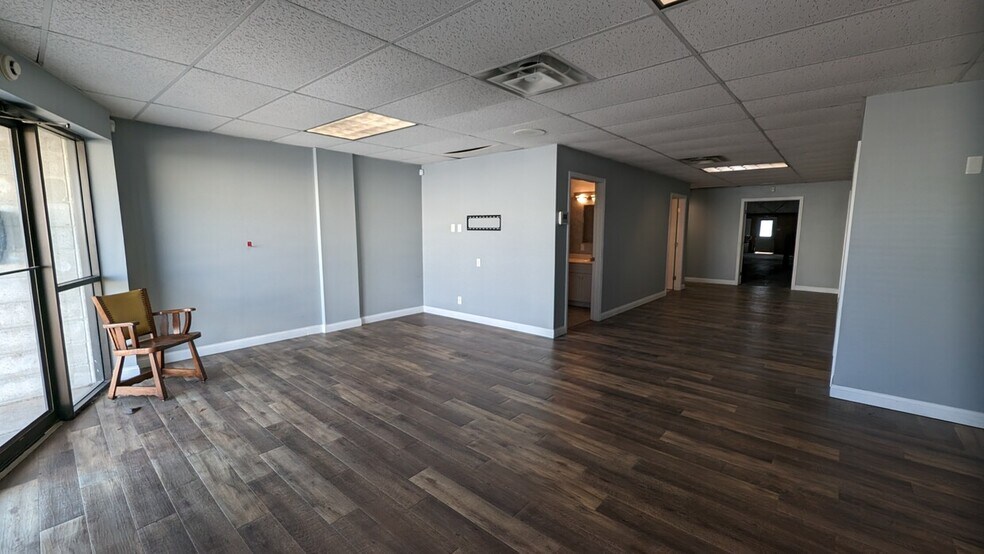 5005 Lincolnway E, Mishawaka, IN à vendre - Photo intérieure – Image 2 sur 18