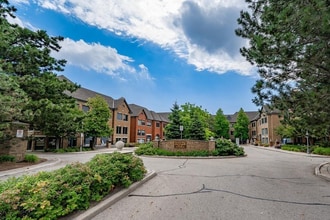 2904 South Sheridan Way, Oakville, ON à louer Photo de l’immeuble– Image 2 sur 11