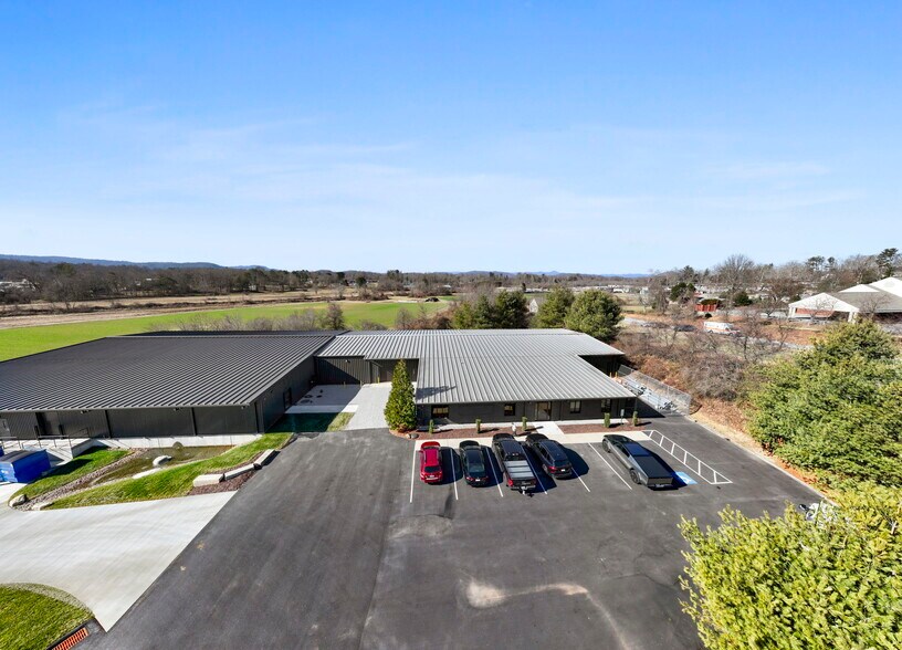 110 Commercial Blvd, Flat Rock, NC à vendre - Photo de l’immeuble – Image 2 sur 54