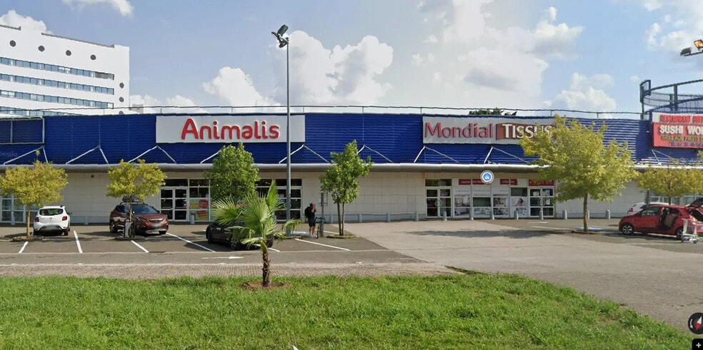 Local commercial dans Maurepas à louer - Photo de l’immeuble – Image 1 sur 3