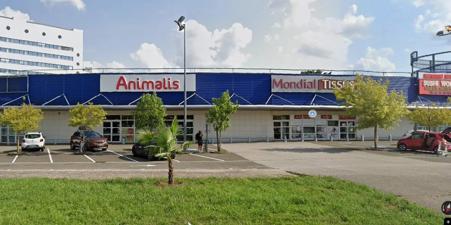 Local commercial dans Maurepas à louer Photo de l’immeuble– Image 1 sur 4