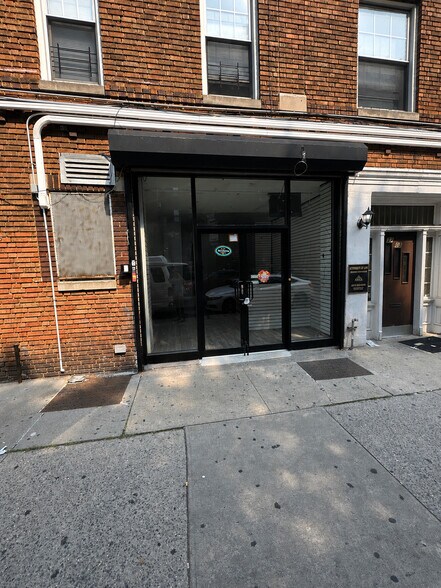 81-02 37th Ave, Jackson Heights, NY à louer - Photo de l’immeuble – Image 1 sur 4
