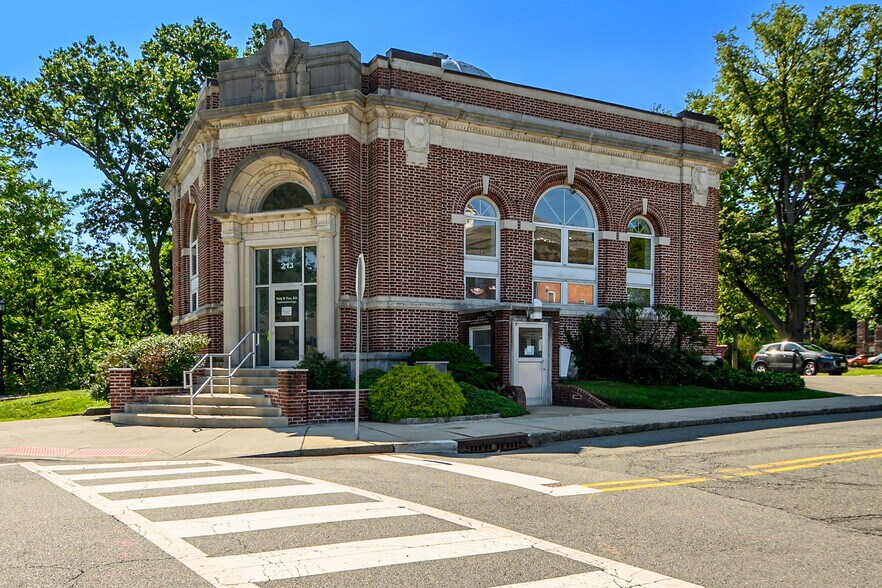 213 Chestnut St, Nutley, NJ à vendre - Photo principale – Image 1 sur 32