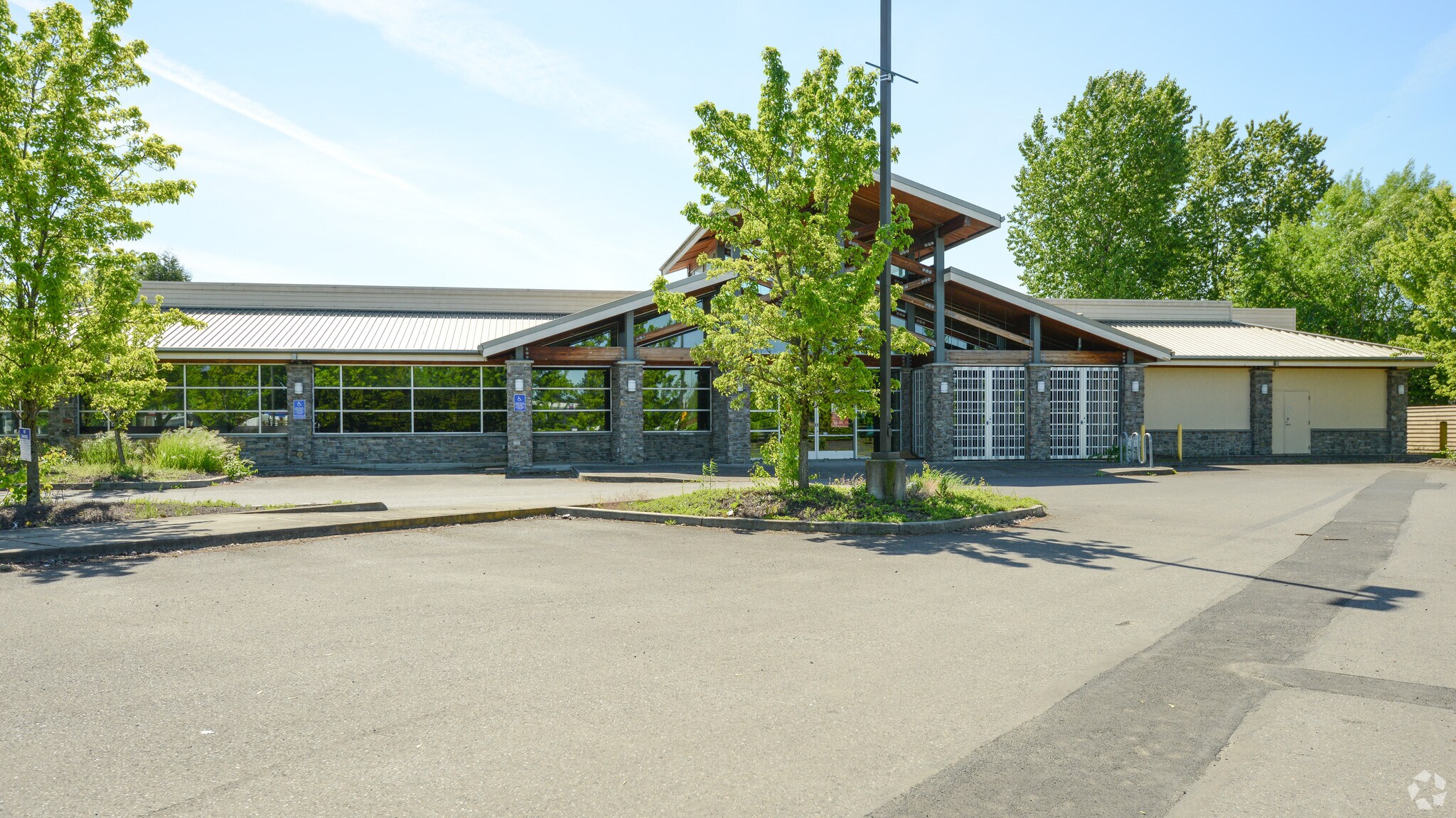900 N Tomahawk Island Dr, Portland, OR à vendre Photo de l’immeuble– Image 1 sur 6