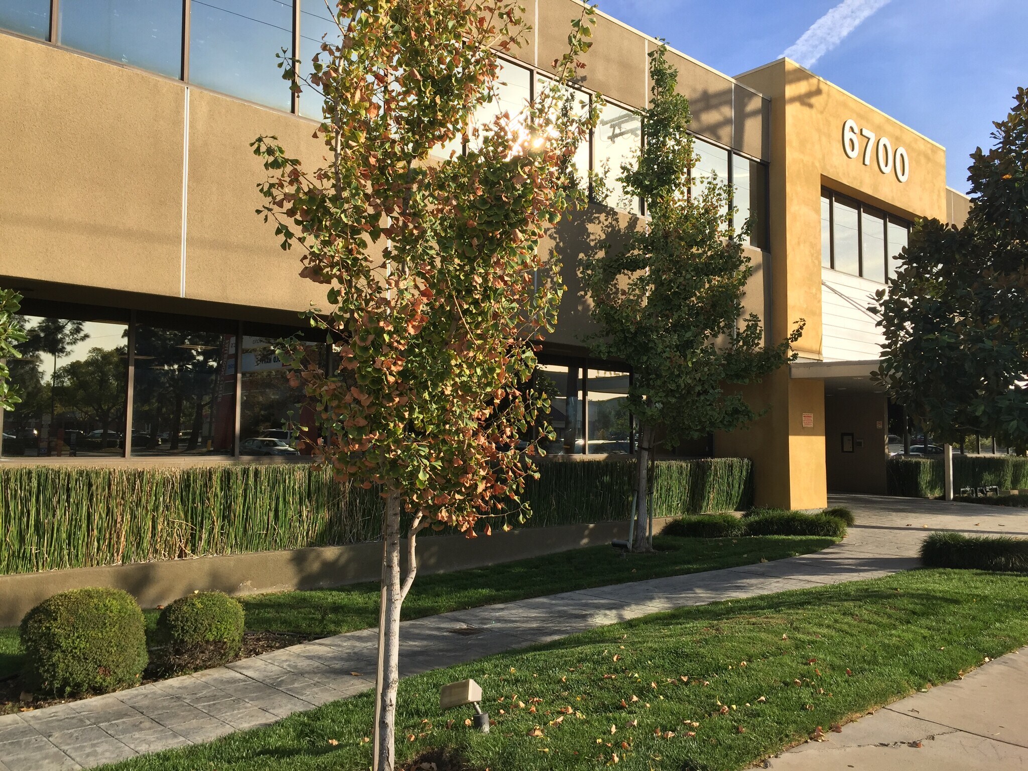 6700 Fallbrook Ave, West Hills, CA à louer Photo principale– Image 1 sur 8