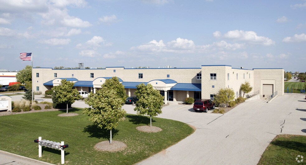 1833 Executive Dr, Oconomowoc, WI à louer - Photo de l’immeuble – Image 2 sur 14