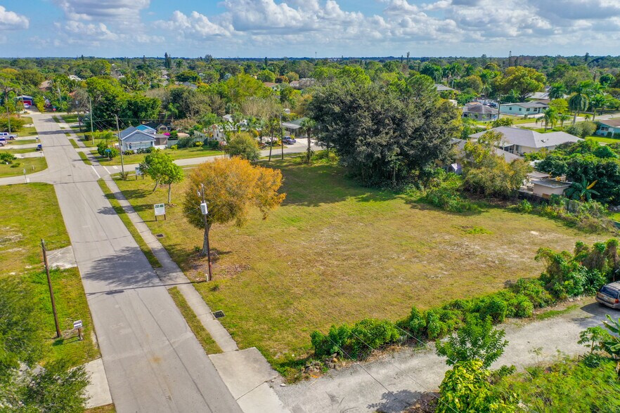 10670 Childers St, Bonita Springs, FL à vendre - Photo de l’immeuble – Image 2 sur 8