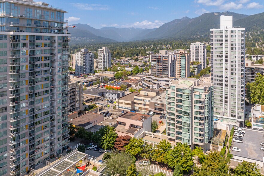 132 14th St E, North Vancouver, BC à vendre - Aérien – Image 3 sur 3