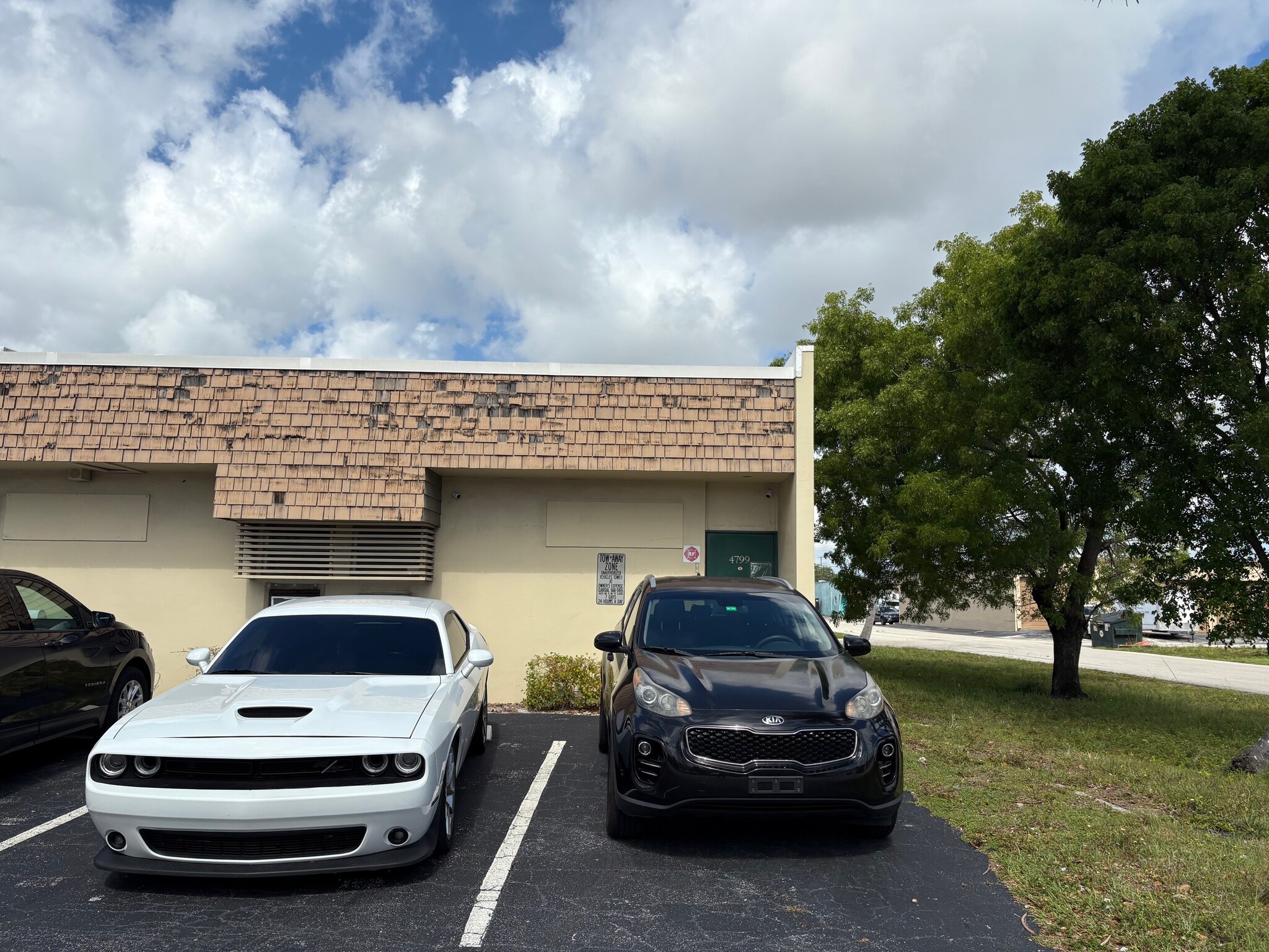4831-4837 NE 11th Ave, Oakland Park, FL à louer Photo de l’immeuble– Image 1 sur 6