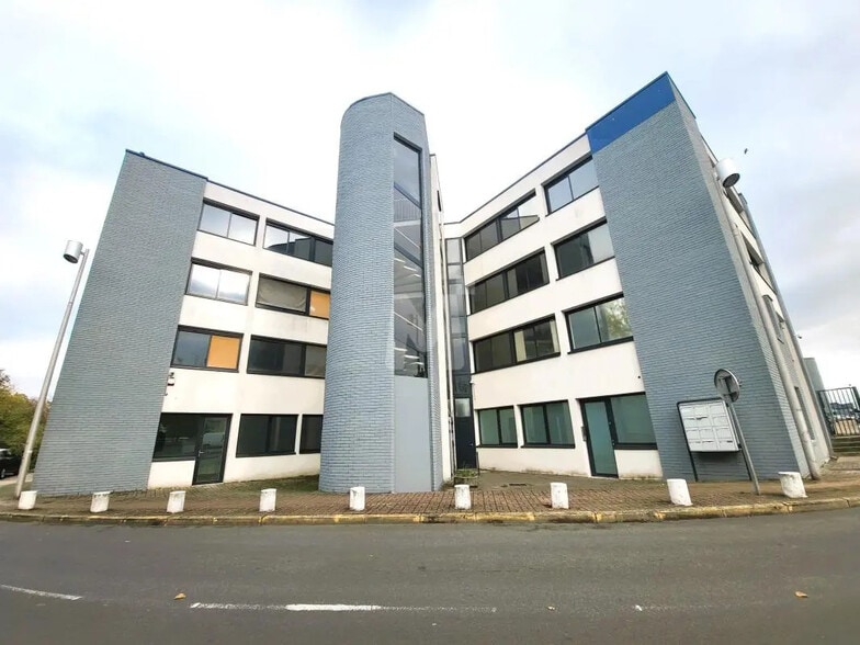 Bureau dans Évry-Courcouronnes à louer - Photo de l’immeuble – Image 3 sur 22