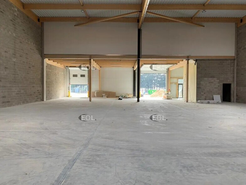 Local d’activités dans Graveson à louer - Photo de l’immeuble – Image 3 sur 6