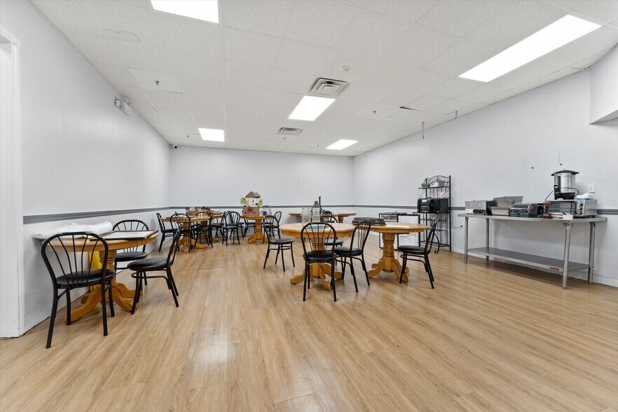 6815 Tecumseh Rd, Lakeshore, ON à vendre - Photo de l’immeuble – Image 2 sur 5