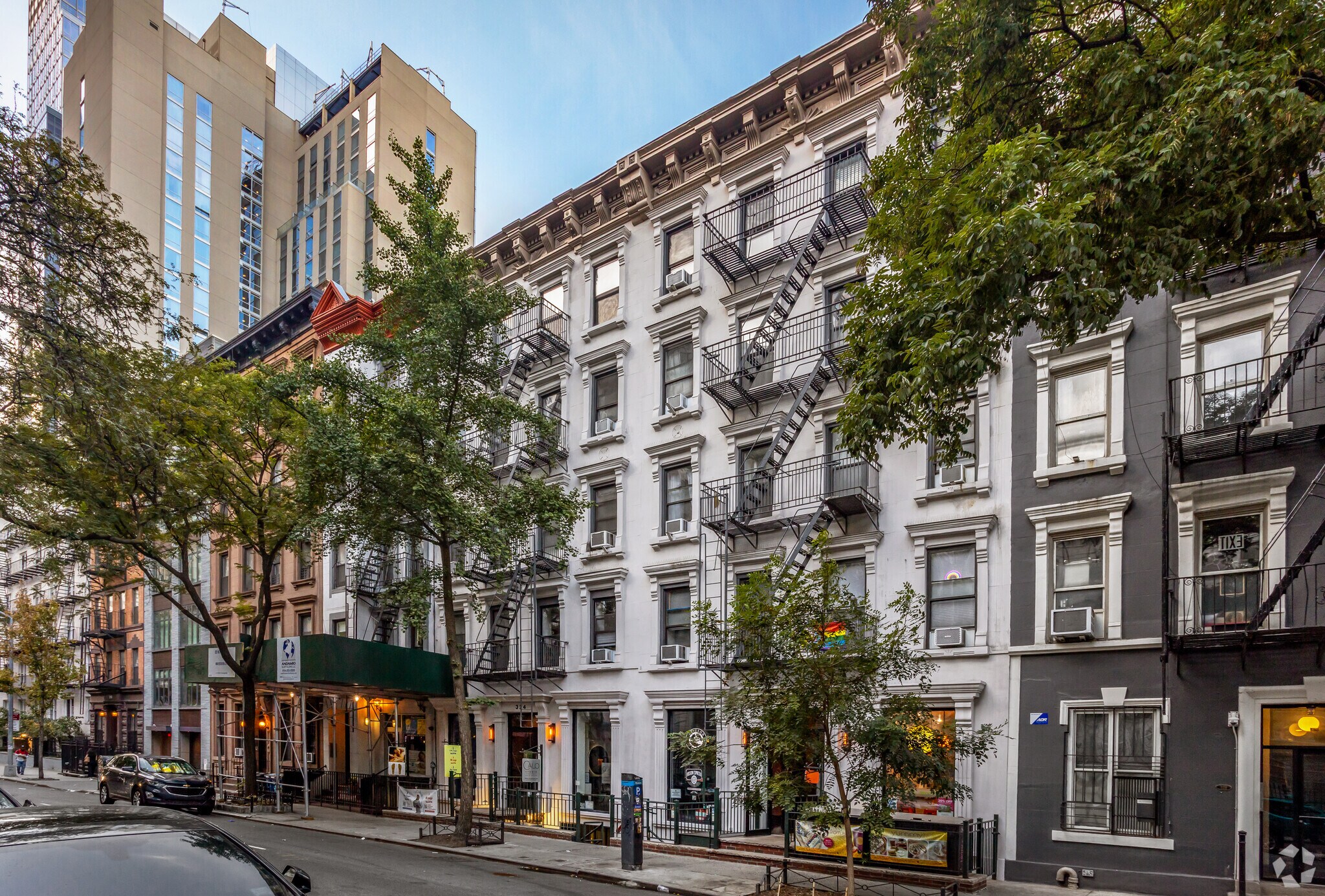 324-326 W 47th St, New York, NY à louer Photo de l’immeuble– Image 1 sur 16