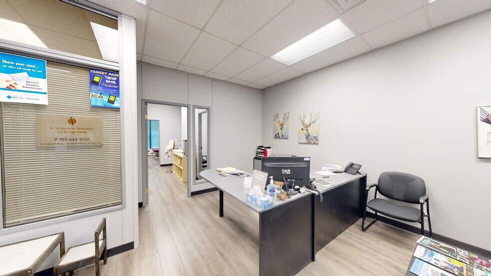 8704 51st Ave NW, Edmonton, AB à vendre - Numérisation 3D Matterport – Image 2 sur 31