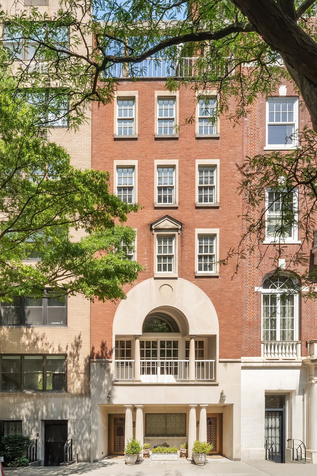 7 E 69th St, New York, NY à louer Photo de l’immeuble– Image 1 sur 11