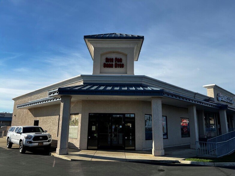 555 E Cypress Ave, Redding, CA à louer - Photo de l’immeuble – Image 1 sur 15