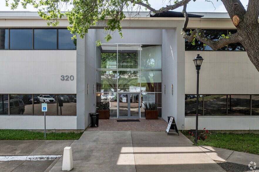 320 Decker Dr, Irving, TX à vendre - Photo de l’immeuble – Image 3 sur 51
