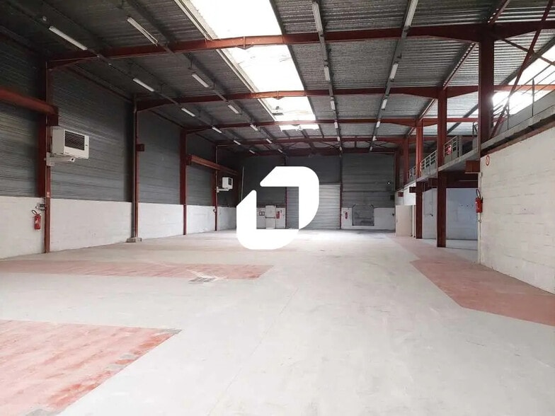 Local d’activités dans Coignières à louer - Photo de l’immeuble – Image 1 sur 11