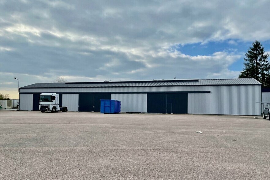 Local d'activités dans Tancarville à vendre - Photo de l’immeuble – Image 2 sur 9