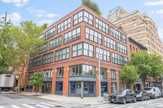 70 Henry St, Brooklyn, NY à louer Photo de l’immeuble– Image 1 sur 16