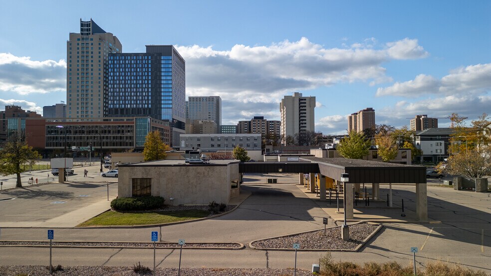 209 E Center St, Rochester, MN à louer - Photo de l’immeuble – Image 2 sur 20