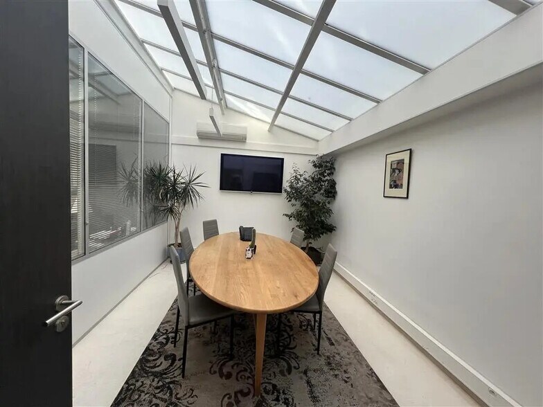 Local commercial dans Paris à louer - Photo de l’immeuble – Image 2 sur 7