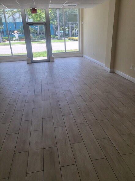 16978-16990 NE 19th Ave, North Miami Beach, FL à louer - Photo de l’immeuble – Image 2 sur 16