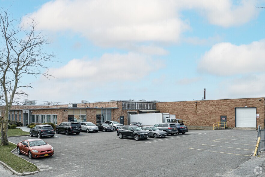 95 Marcus Blvd, Deer Park, NY à louer - Photo de l’immeuble – Image 2 sur 6