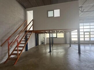 Plus de détails pour Local d'activités à louer