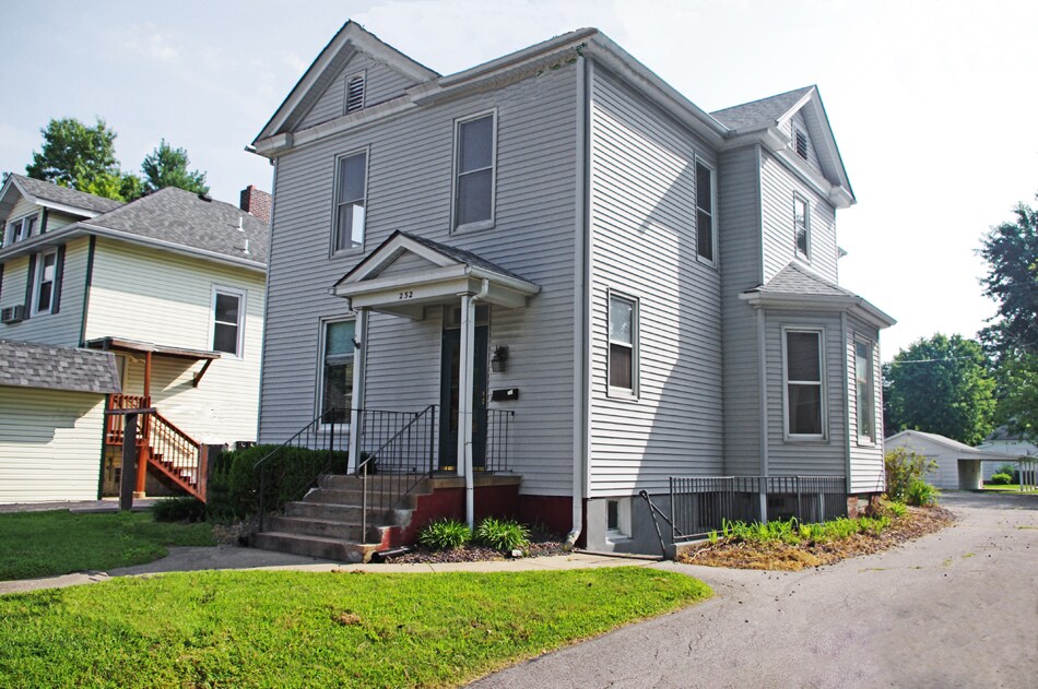 232 S Buchanan St, Edwardsville, IL à louer Photo de l’immeuble– Image 1 sur 22