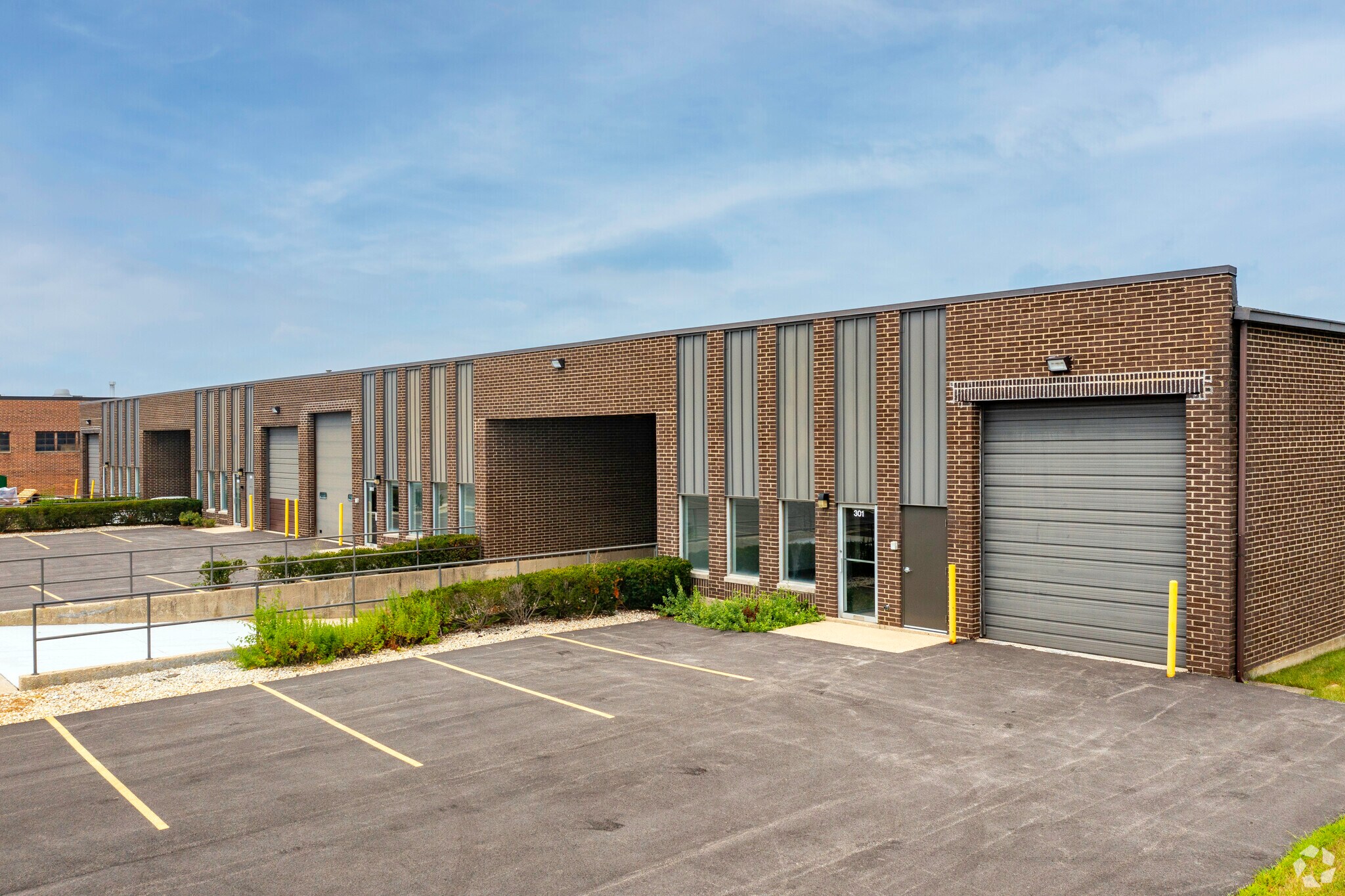 301-307 Eisenhower Ln S, Lombard, IL à louer Photo principale– Image 1 sur 5