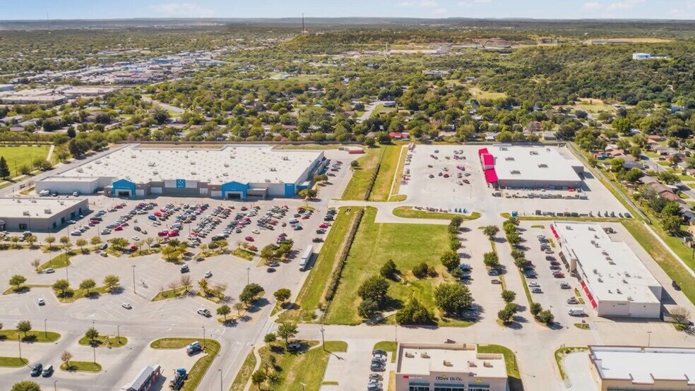 933 N FM 1821 Rd, Mineral Wells, TX à louer - Vidéo sur l’annonce professionnelle – Image 2 sur 7
