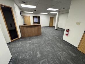 10525 170 St NW, Edmonton, AB à louer Photo intérieure– Image 1 sur 5