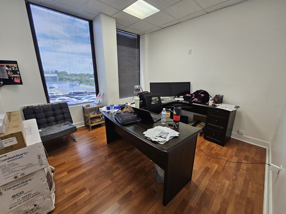 12550 Biscayne Blvd, North Miami, FL 33181 - Lot 407 -  - Photo intérieure - Image 1 of 13
