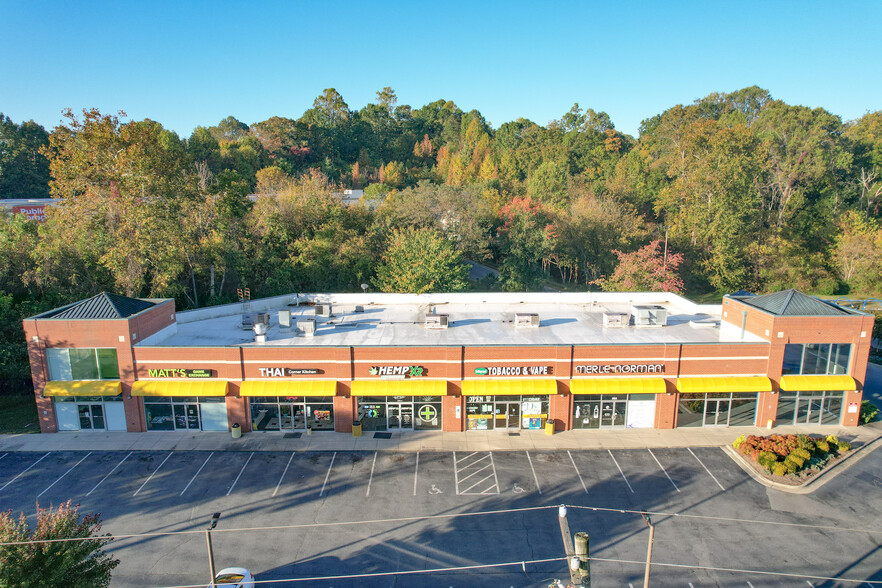 3743 Battleground Ave, Greensboro, NC à louer - Photo de l’immeuble – Image 2 sur 6