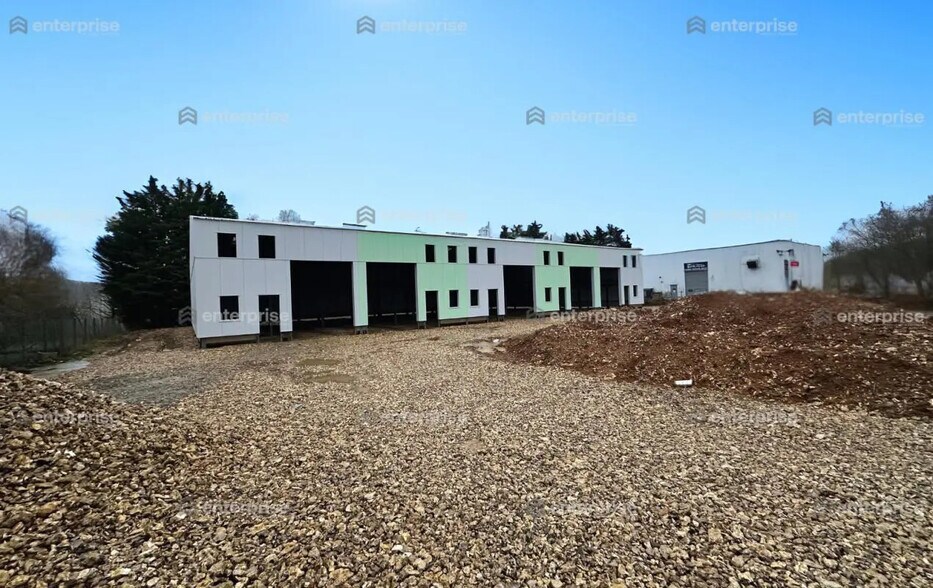 Local d'activités dans Novillers à vendre - Photo de l’immeuble – Image 3 sur 6