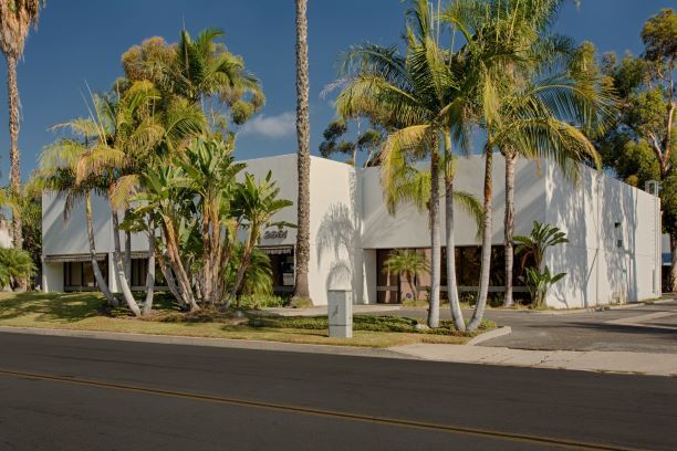 2661 Dow Ave, Tustin, CA à louer Photo principale– Image 1 sur 7