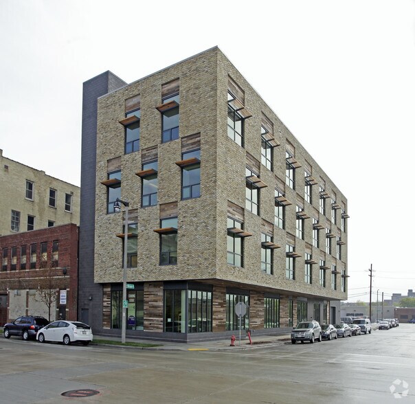 130 W Bruce St, Milwaukee, WI à louer - Photo de l’immeuble – Image 2 sur 12