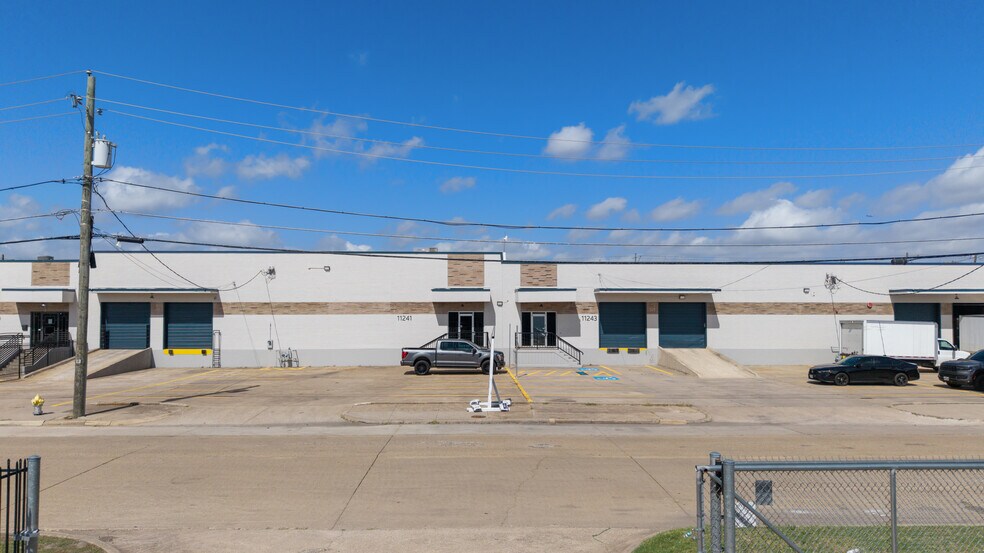 11233-11251 Leo Ln, Dallas, TX à louer - Photo de l’immeuble – Image 2 sur 9