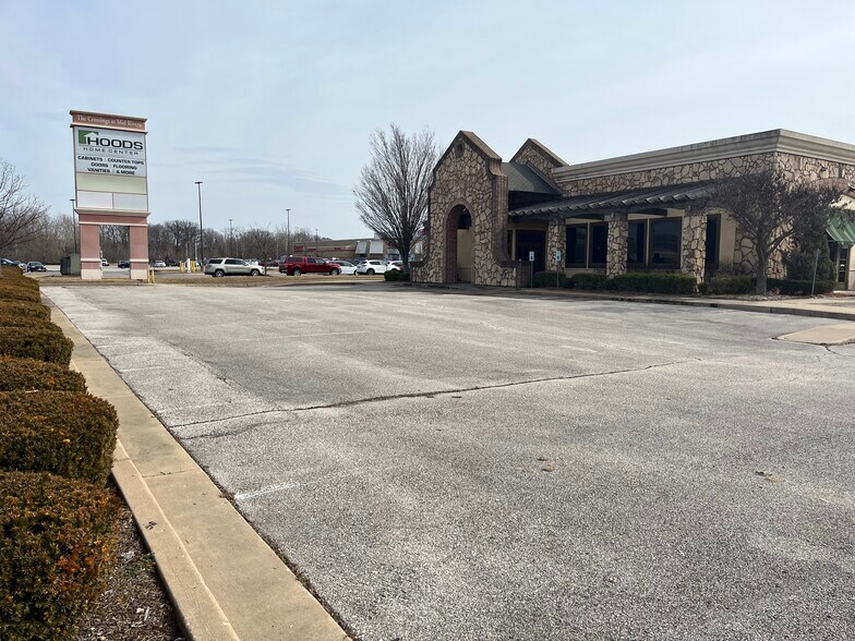 121 Costco Way, Saint Peters, MO à louer - Photo de l’immeuble – Image 3 sur 10
