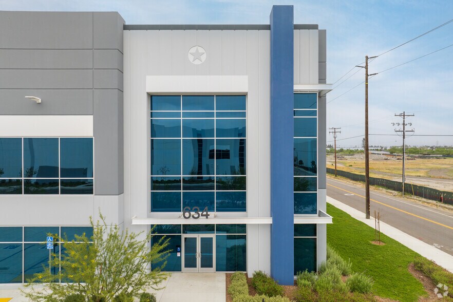 634 E Norman Rd, San Bernardino, CA à louer - Photo de l’immeuble – Image 3 sur 6