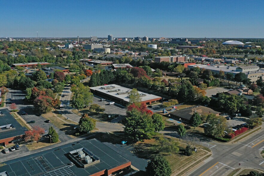 2004 Fox Dr, Champaign, IL à vendre - Photo de l’immeuble – Image 2 sur 46