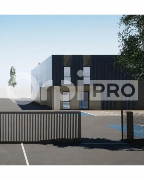 Local d'activités dans à vendre - Photo de l’immeuble – Image 2 sur 4